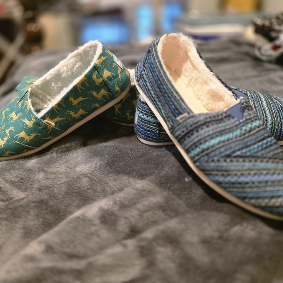 Two For The Price Of One: Toms Fuzzy Flats - Picture 2 of 2